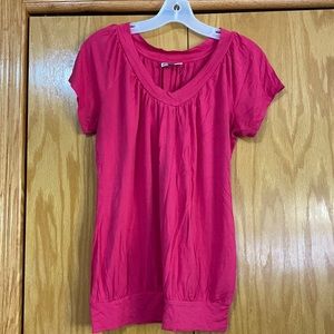 Women’s pink short sleeve v-neck shirt